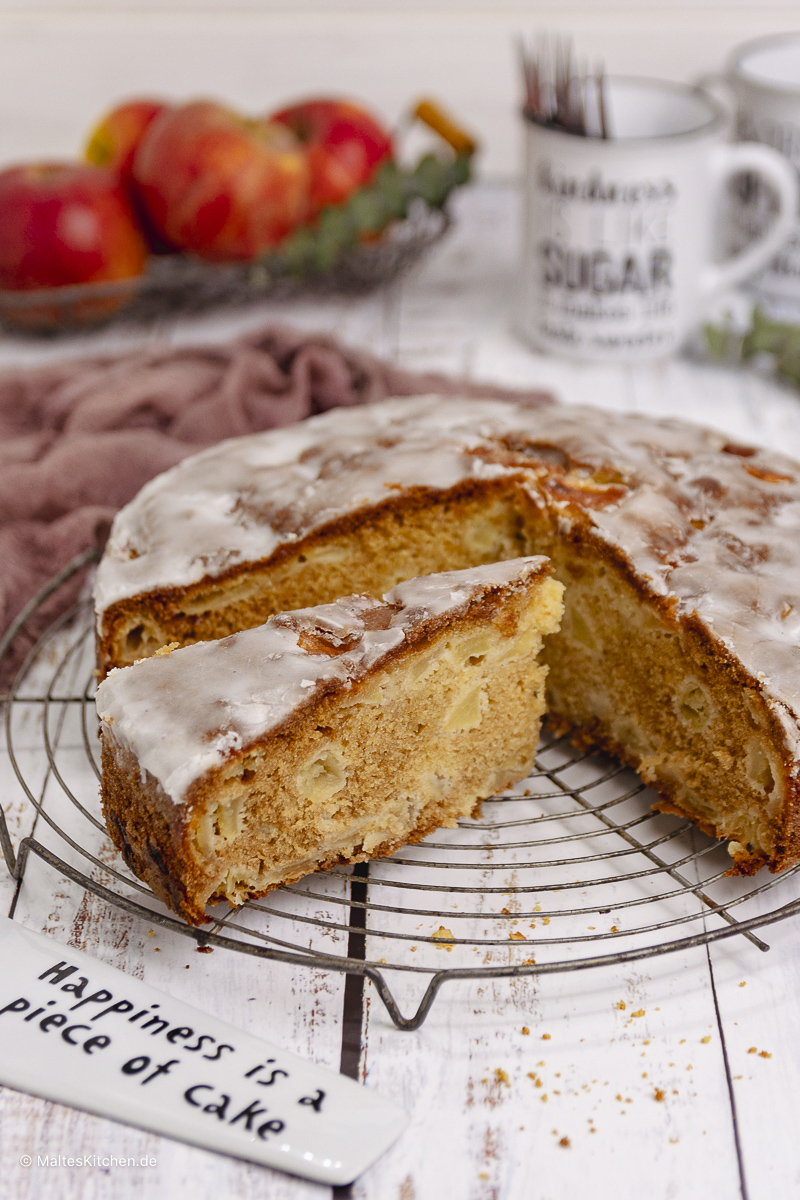 Saftiger Apfelkuchen mit Apfelstückchen und Zuckerglasur.
