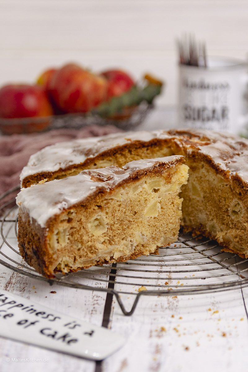 Einfacher Apfelkuchen mit Apfelstückchen.