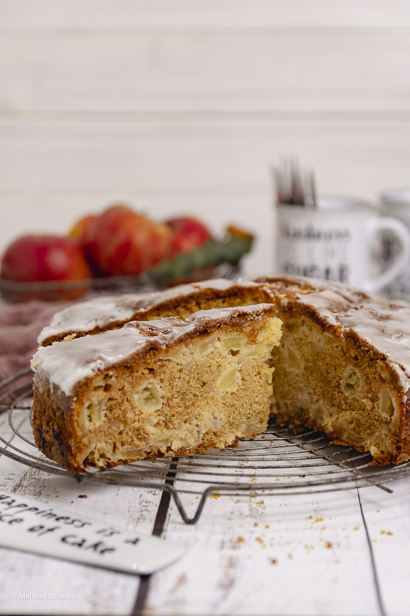 Leckerer und sehr saftiger Apfelkuchen mit Stückchen.
