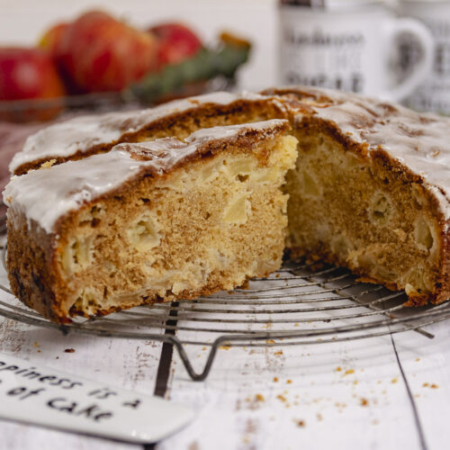 Rezept für einen saftigen Apfelkuchen mit Apfelstückchen und Zuckerglasur