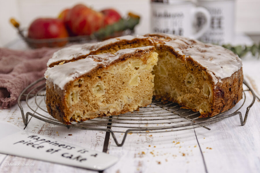 Rezept für einen saftigen Apfelkuchen mit Apfelstückchen und Zuckerglasur
