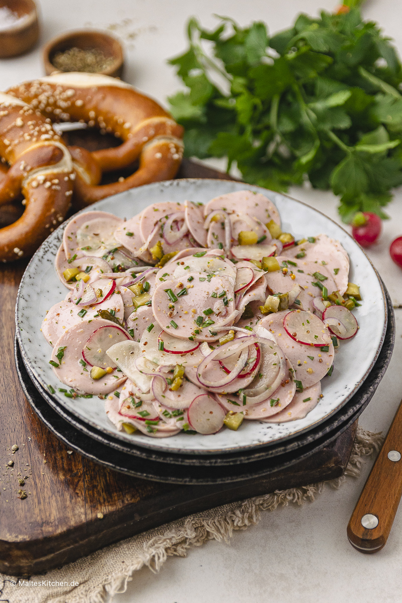 Salat mit Fleischwurst und Radieschen.
