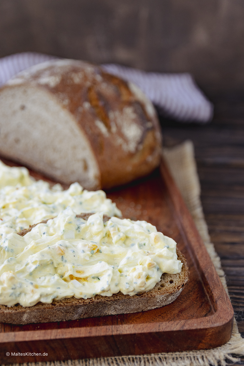 Leckerer, cremiger Eiersalat mit Schnittlauch.
