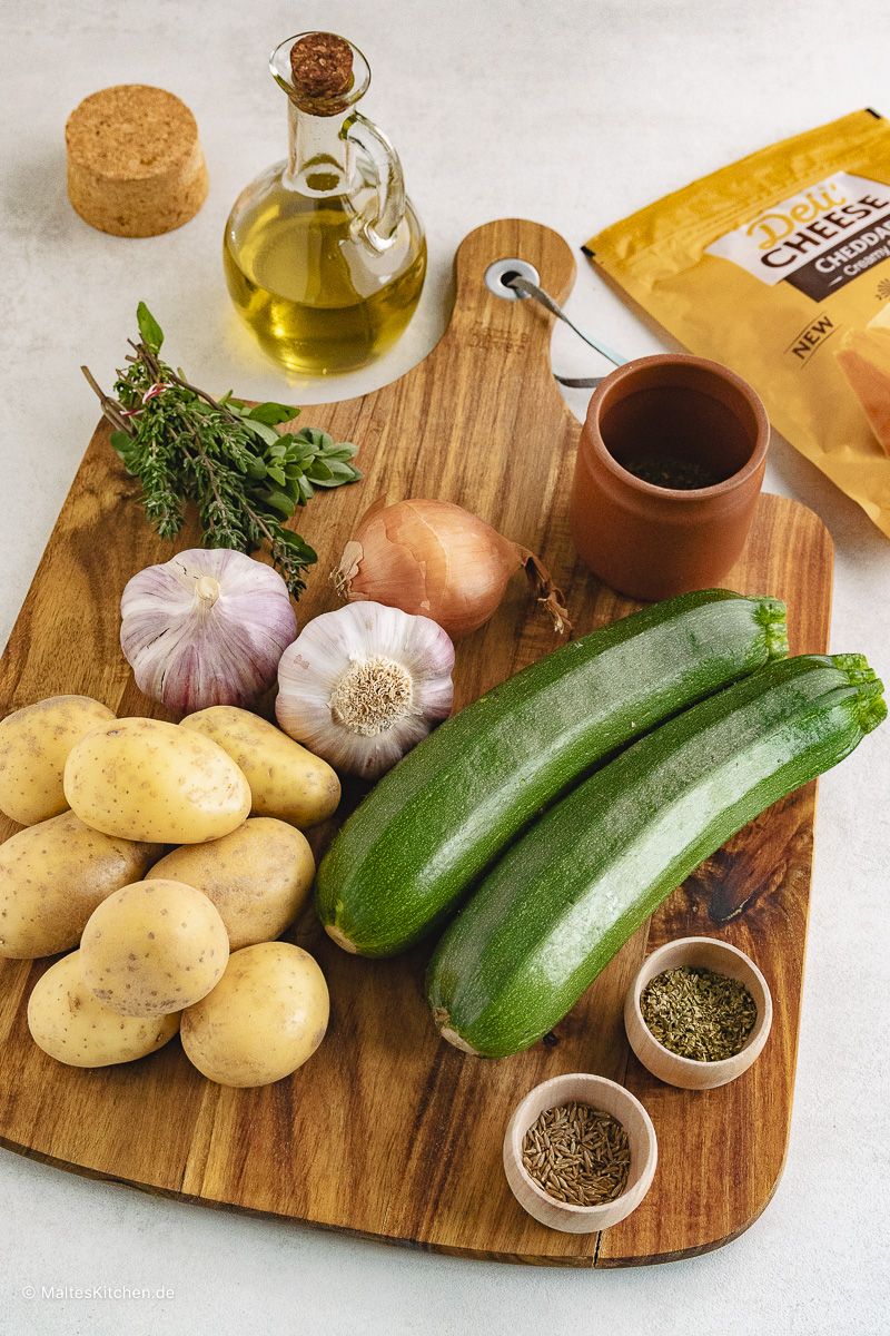Die Zutaten für meinen leckeren Auflauf mit Kartoffeln, Zucchini und Käse.