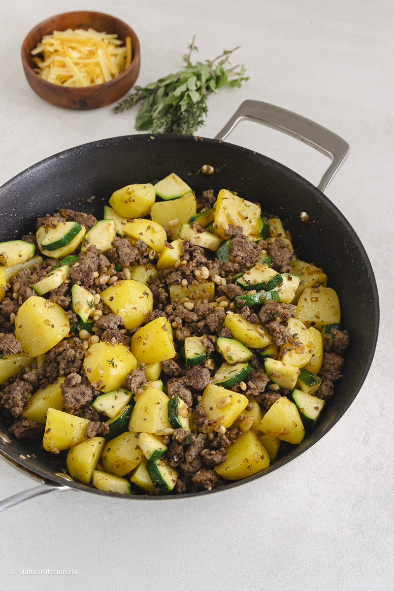 Eine leckere Pfanne mit Hackfleisch und Kartoffeln.