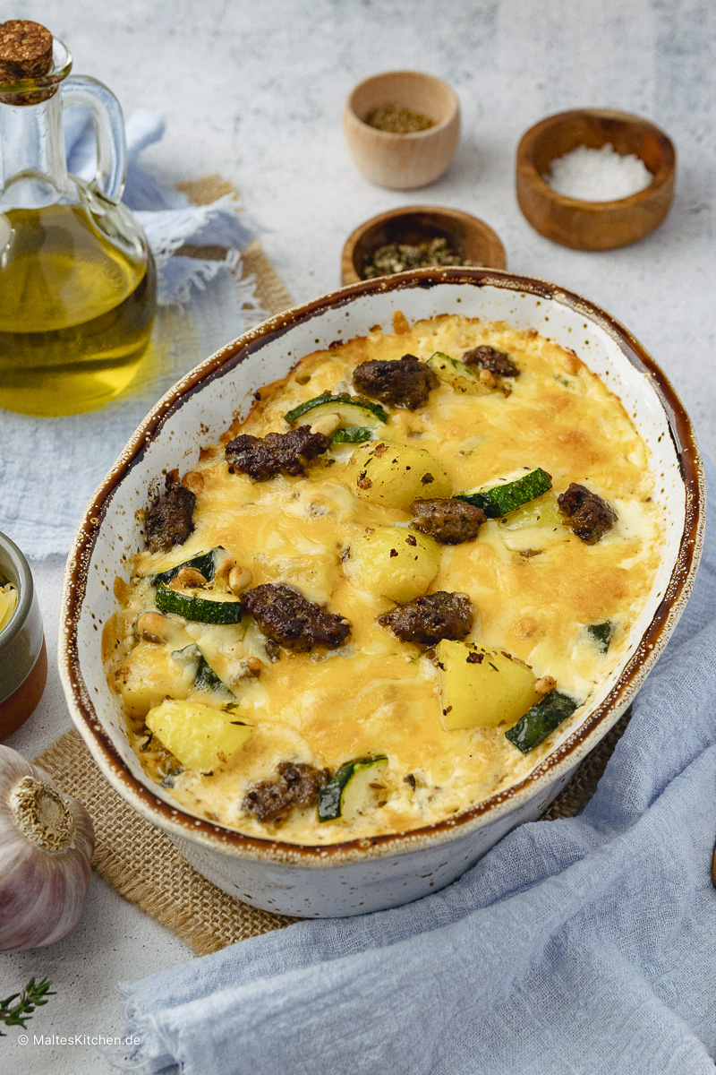 Super leckerer Kartoffel-Zucchini-Auflauf mit Hackfleisch und Käse.
