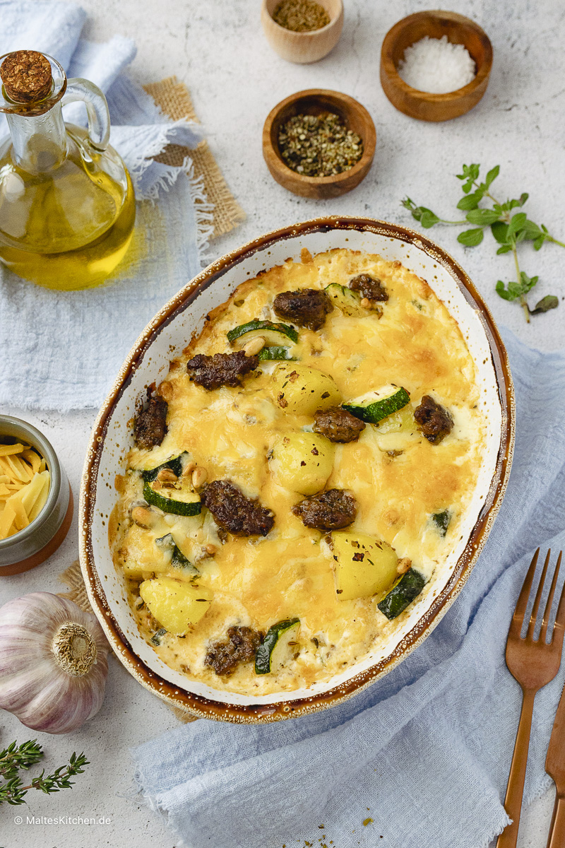 Kartoffel-Zucchini-Auflauf mit Hackfleisch, Kartoffeln, Zucchini und Käse überbacken.