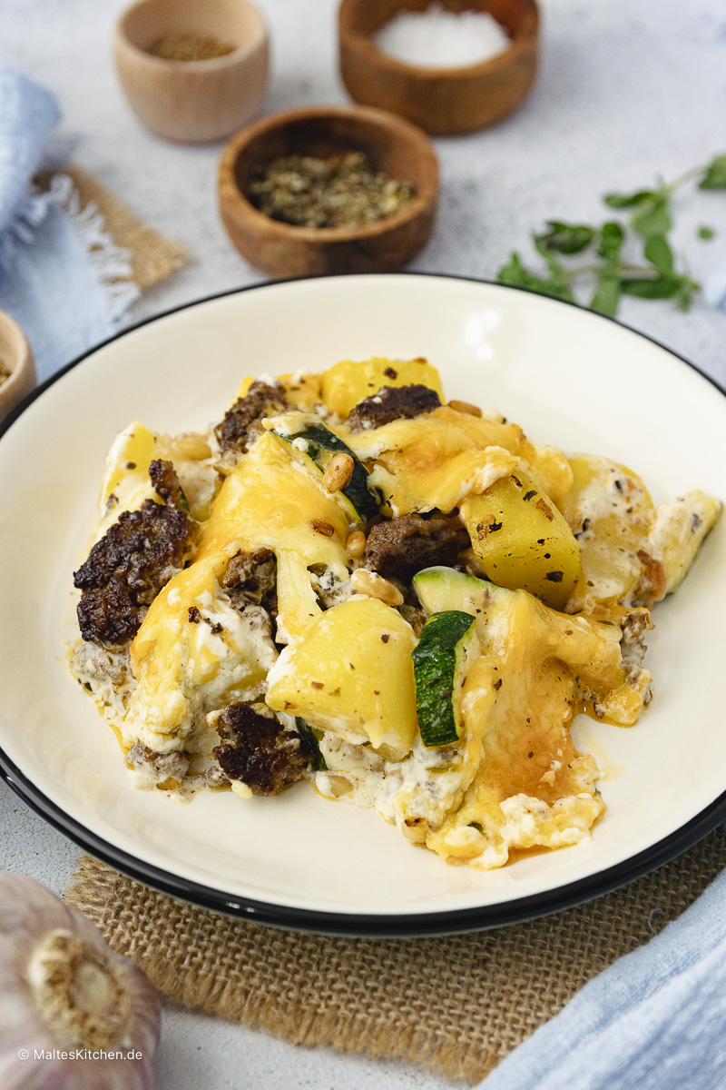 Ein herzhaft leckerer HKartoffel-Zucchini-Auflauf mit Hackfleisch und viel Käse überbacken.