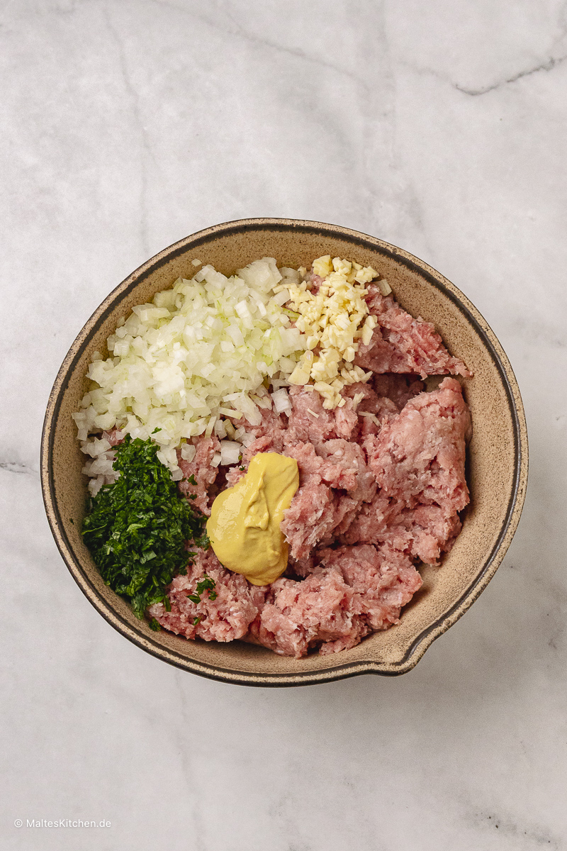 Königsberger Klopse aus Schweinefleisch.