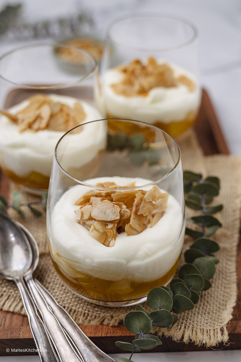Süße Mascarponecreme im Glas mit Apfelkompott.
