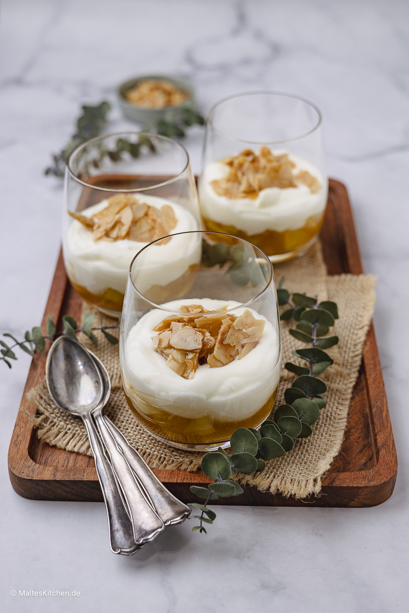 Fluffige Mascarponecreme mit Äpfeln und Mandelcrunch.