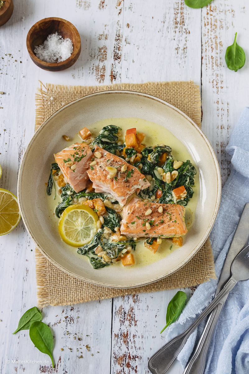 Saftiger Ofenlachs mit Spinat, Zitrone und cremiger Sauce