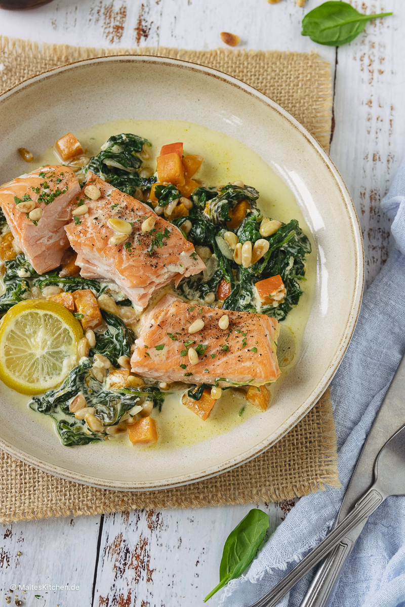 Saftiger Ofenlachs mit Spinat.