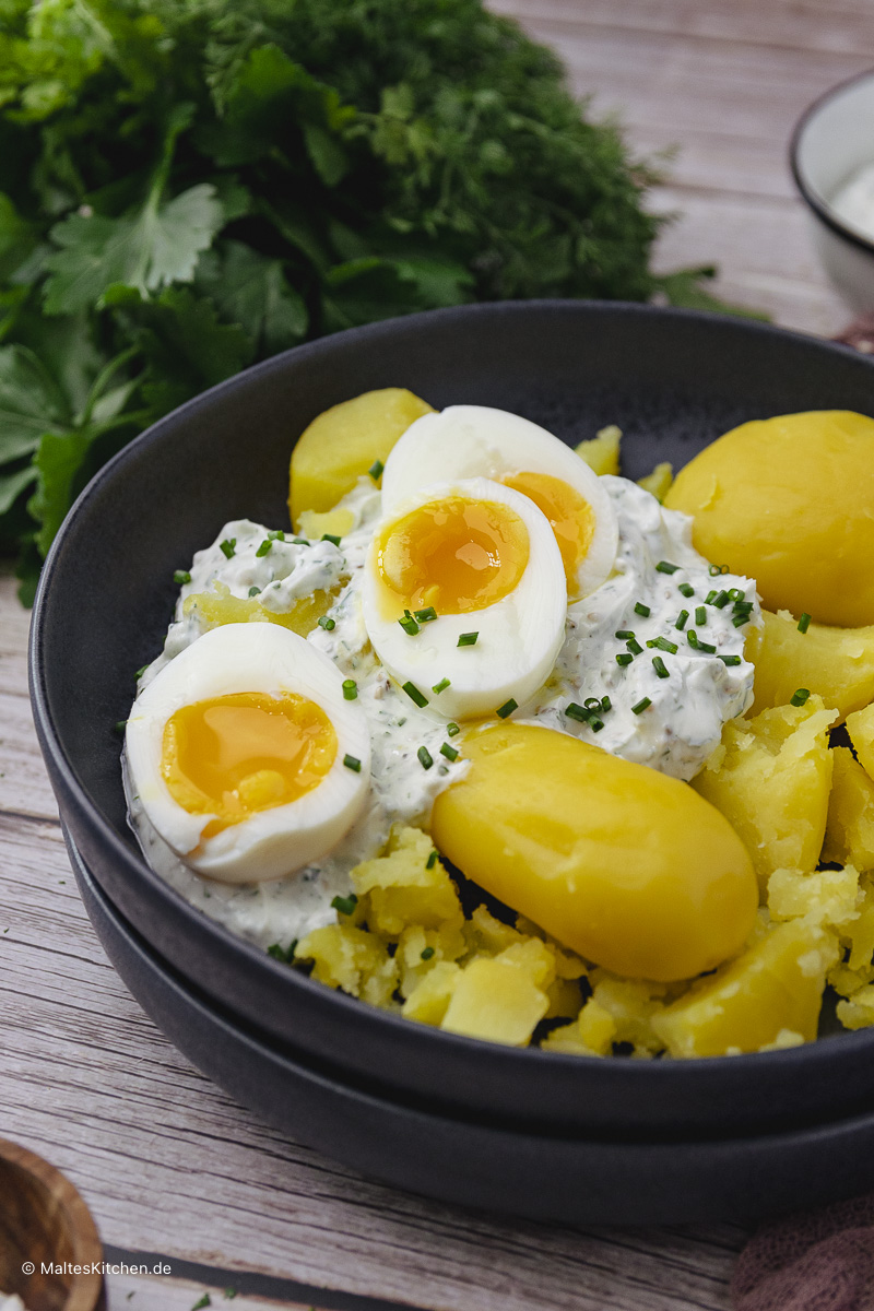 Pellkartoffeln mit Quark, frischen Kräutern und gekochten Eiern.
