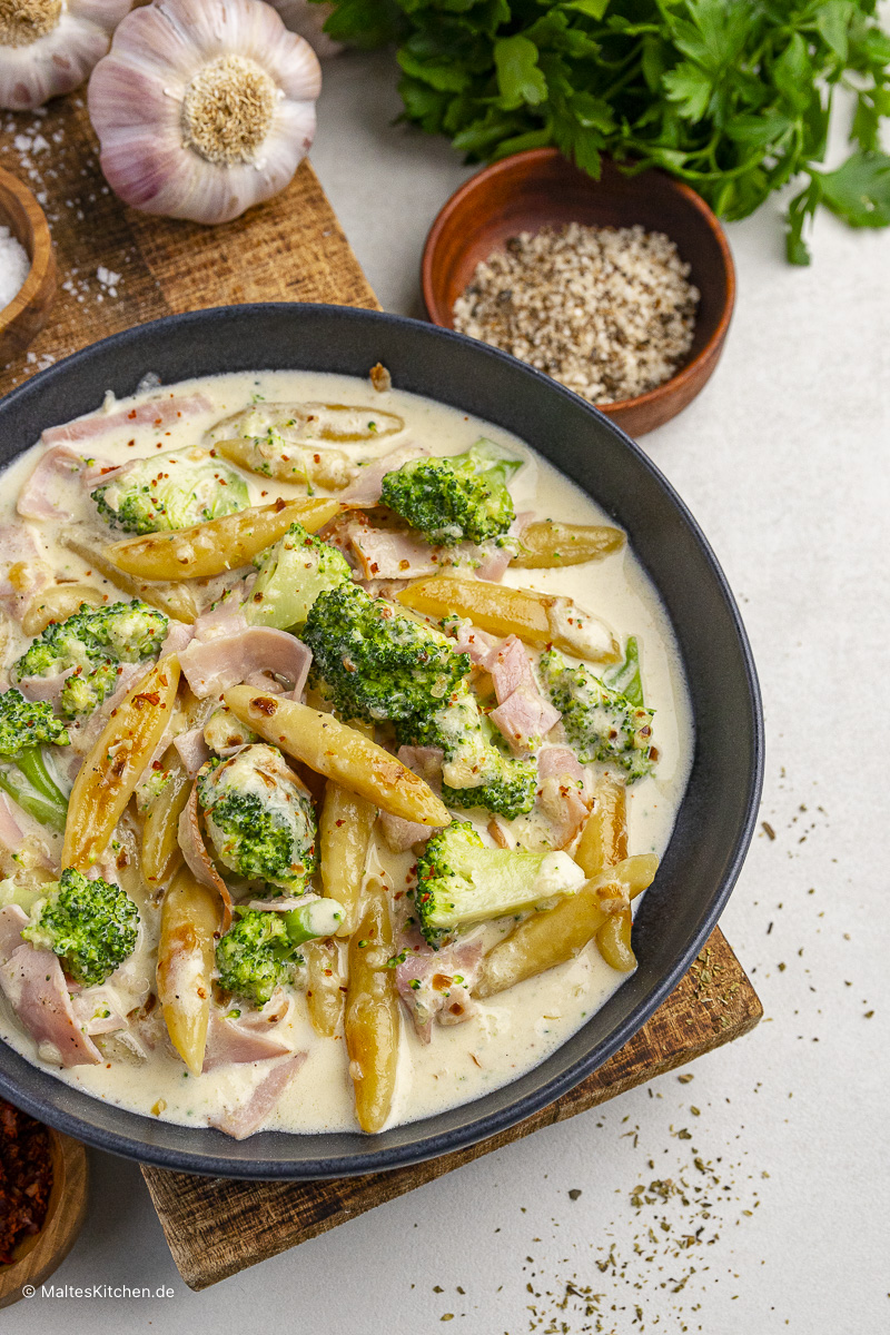 Schupfnudeln mit Kochschinken und Brokkoli in cremiger Sauce.