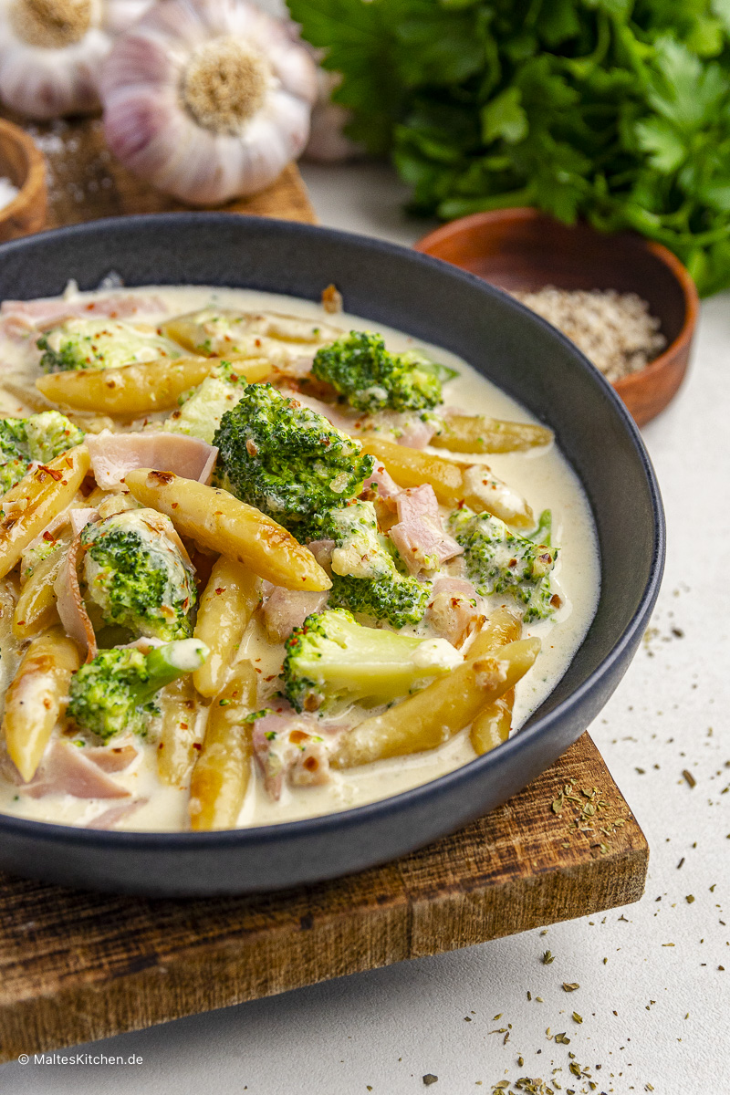 Schupfnudeln mit Kochschinken und Brokkoli in cremiger Sauce.