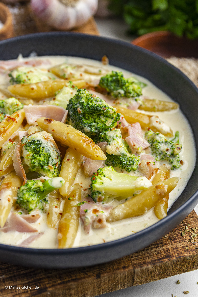 Schupfnudeln mit Kochschinken und Brokkoli in cremiger Sauce.