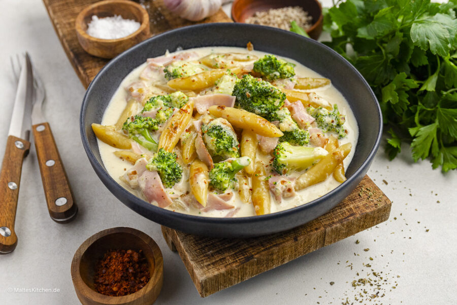 Rezept für Schupfnudeln mit Kochschinken, Brokkoli in Käsesauce