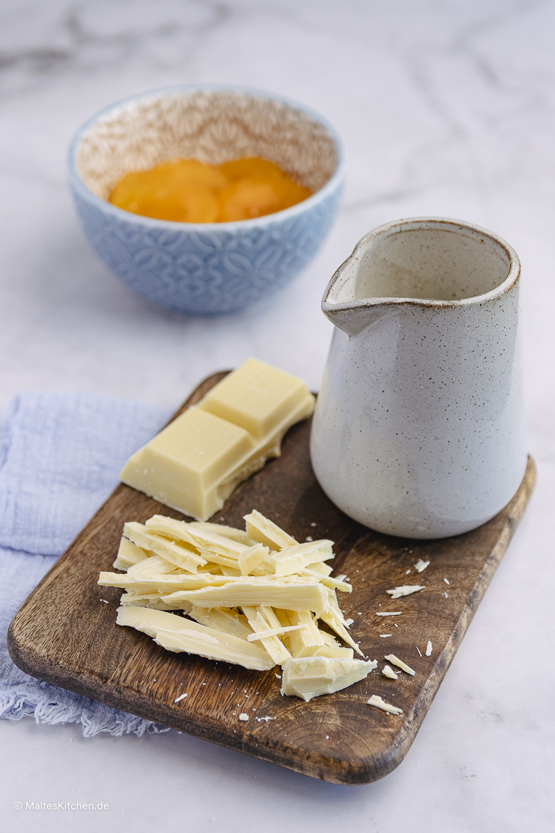 Super leckerer Nachtisch im Glas. Weiße Schokoladencreme mit Aprikosen und Schokostreuseln.