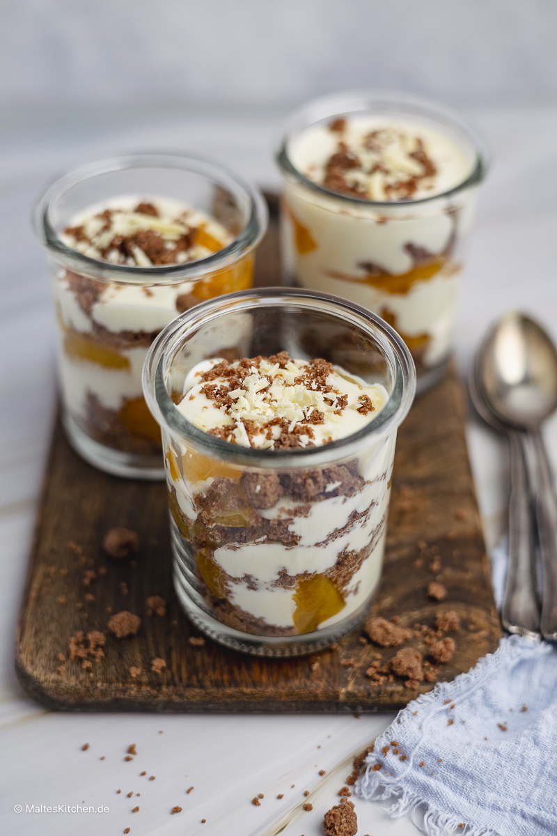 Weiße Schokoladencreme mit Aprikosen und Schokostreuseln.