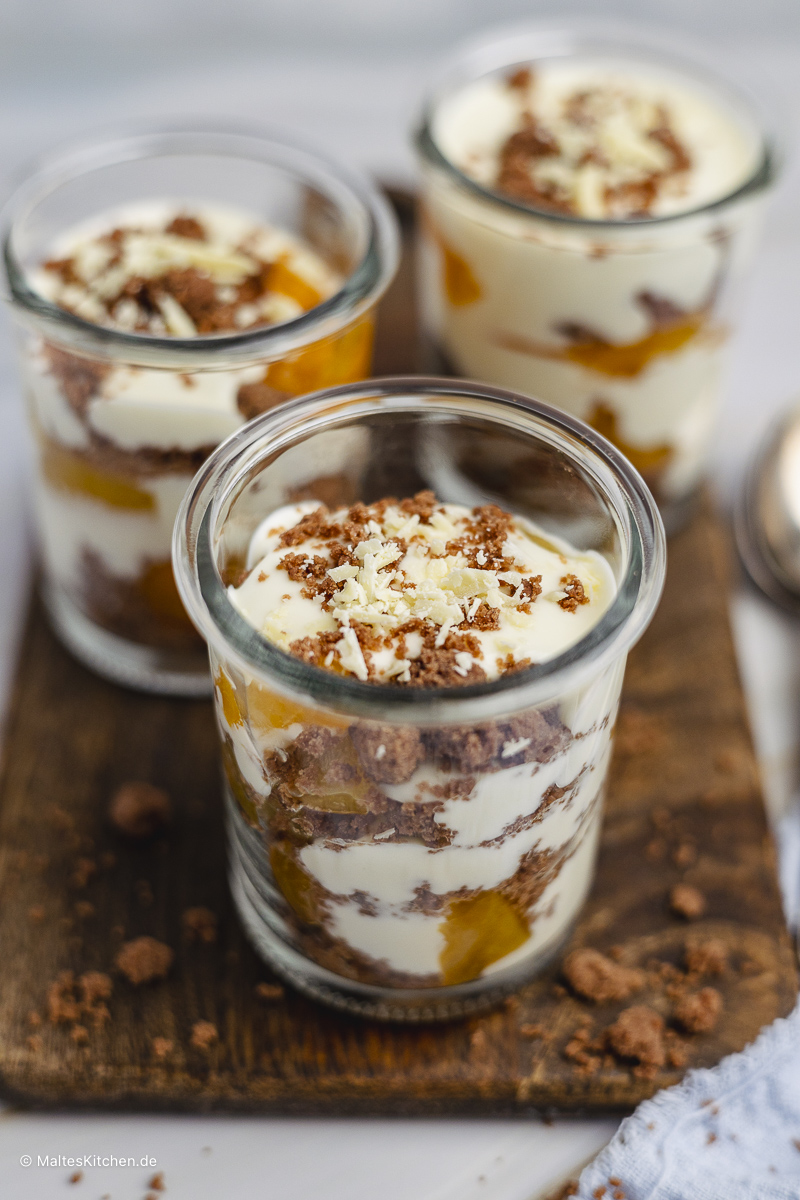 Super leckerer Nachtisch im Glas. Weiße Schokoladencreme mit Aprikosen und Schokostreuseln.