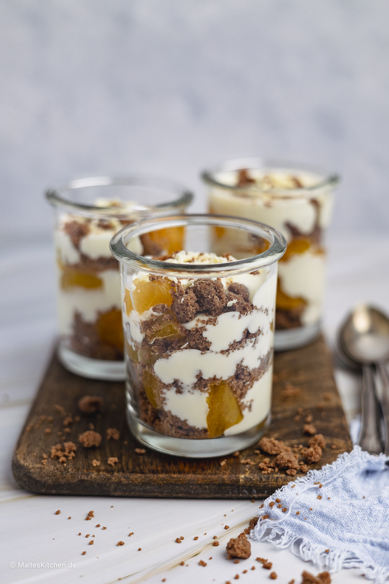 Weiße Schokoladencreme mit Aprikosen und Schokostreuseln.