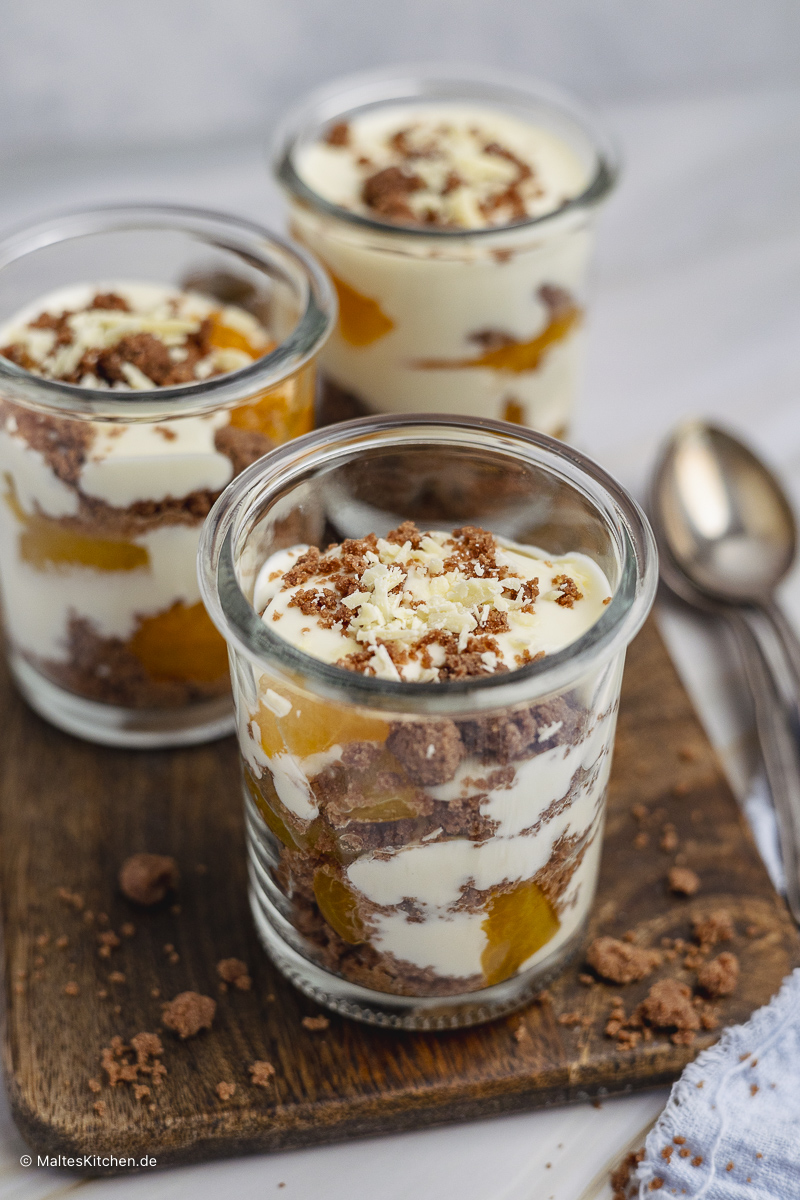 Super leckerer Nachtisch im Glas. Weiße Schokoladencreme mit Aprikosen und Schokostreuseln.