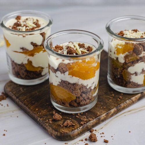 Rezept für eine weiße Schokoladencreme mit Aprikosen und Schokoladenstreuseln