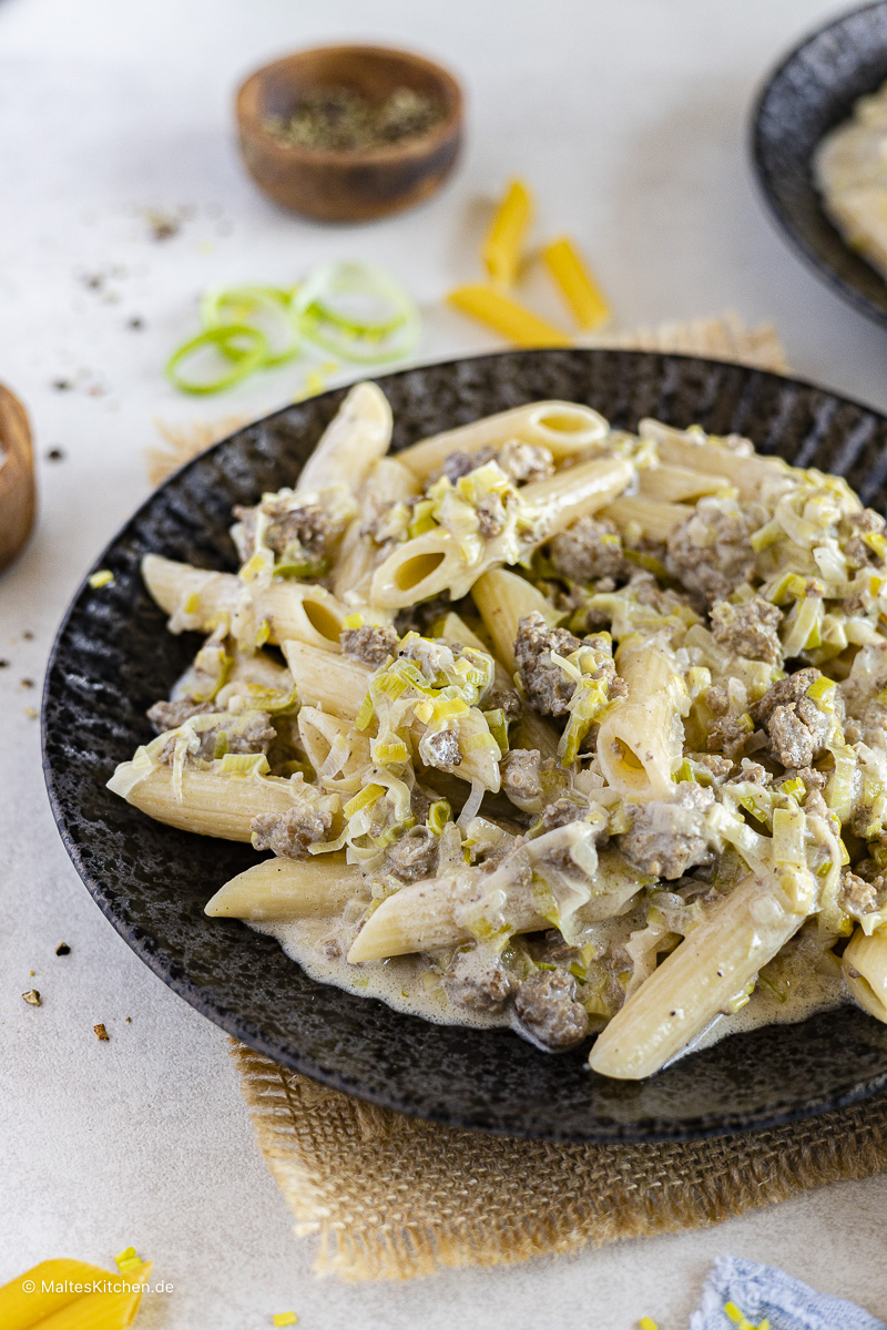 Penne mit Hackfleisch, Lauch und Käse Sauce.