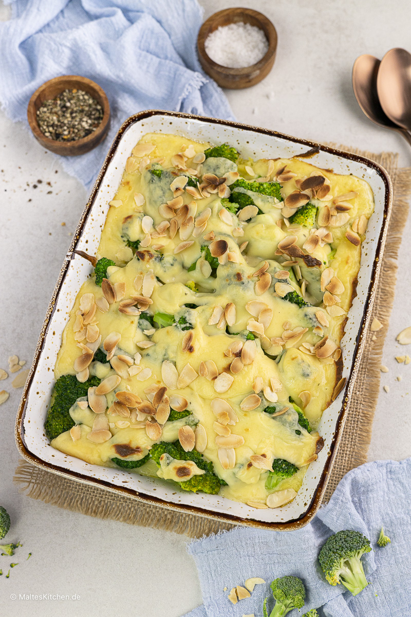 Ein leckerer Auflauf mit Kartoffelpüree, Brokkoli und Käsesauce.