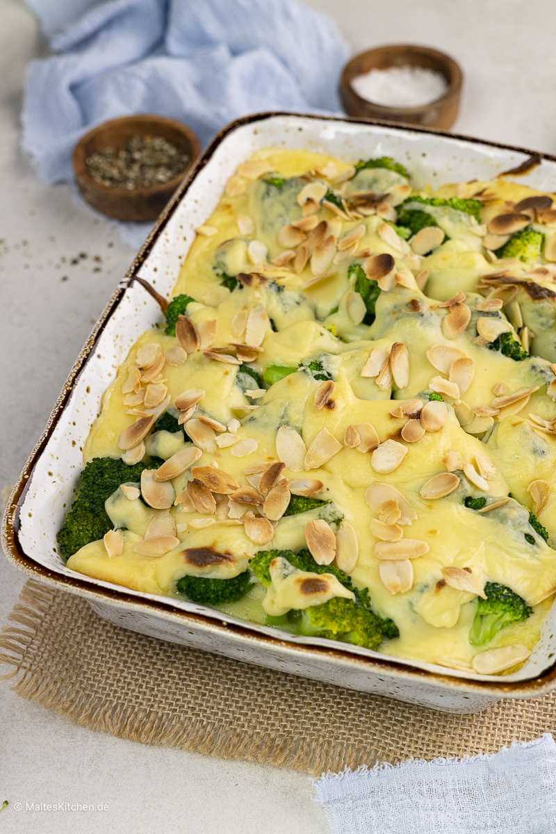 Leckerer Auflauf mit Käse, Brokkoli und Kartoffelbrei.