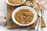 Rezept für eine deftige Linsensuppe mit Würstchen