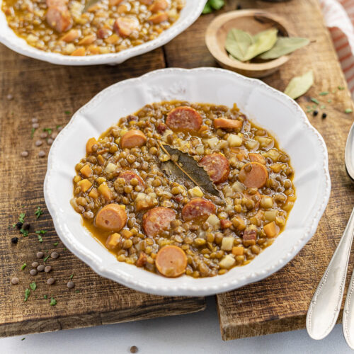 Rezept für eine deftige Linsensuppe mit Würstchen