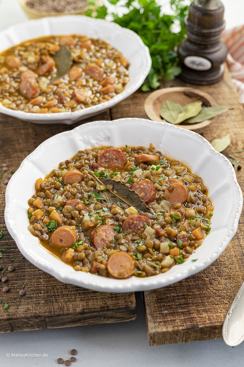 Klassische Linsensuppe mit Würstchen.