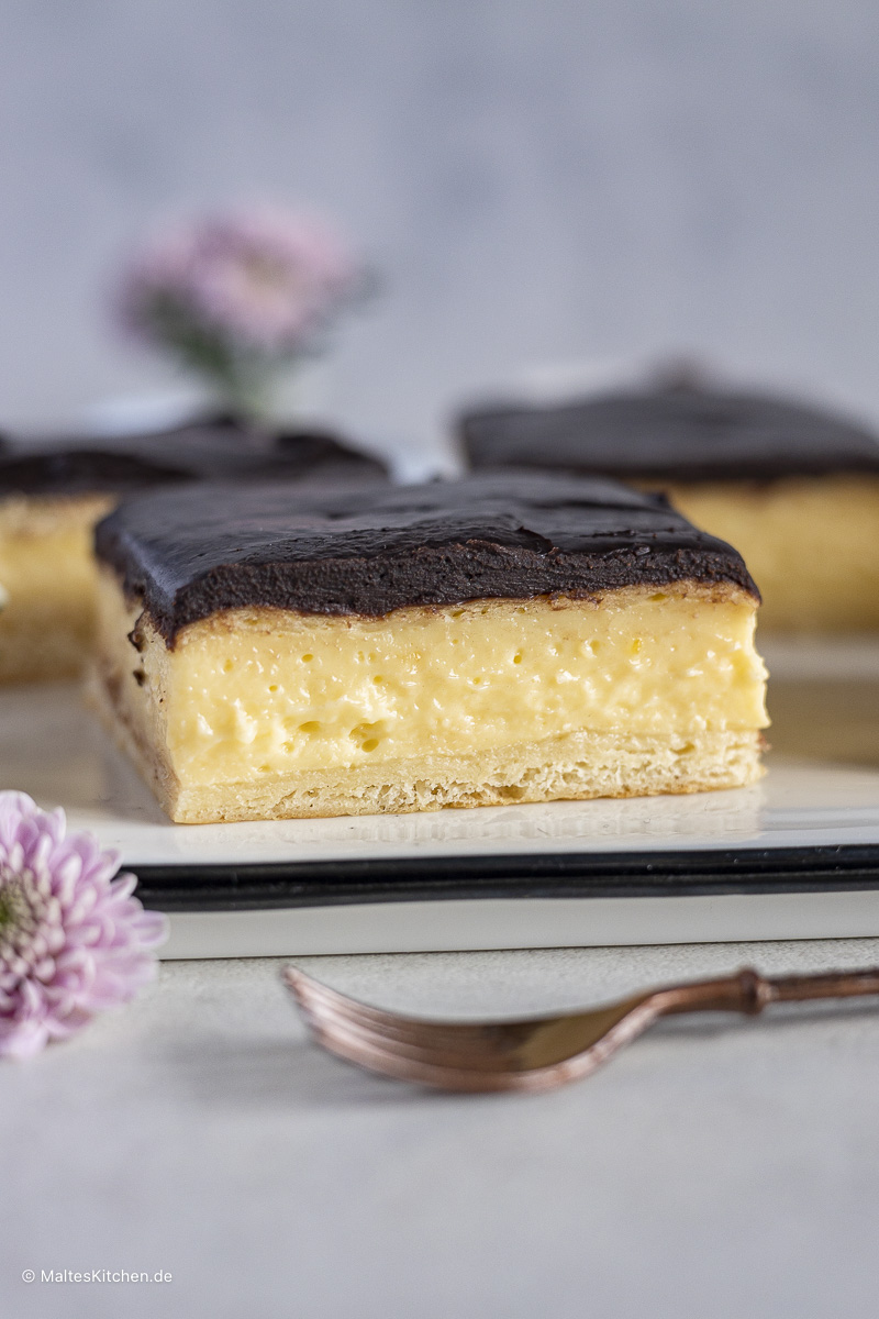 Blechkuchen mit Hefeteig, Puddingfüllung und Schokoladen Deckel.