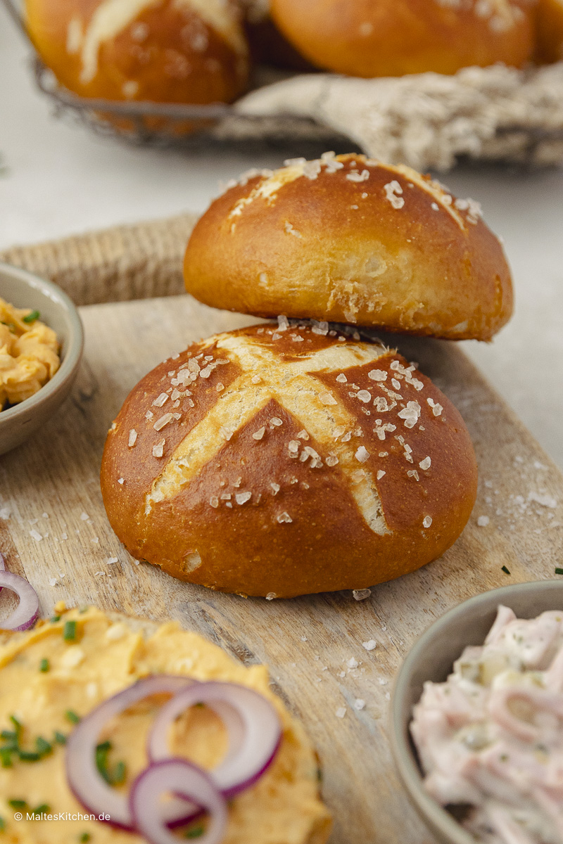 Leckere Laugenbrötchen selber machen.