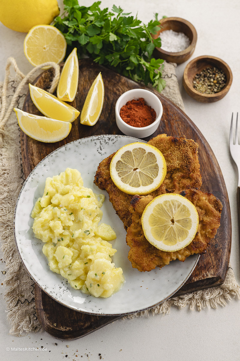 Paniertes Schweineschnitzel aus dem Ofen.