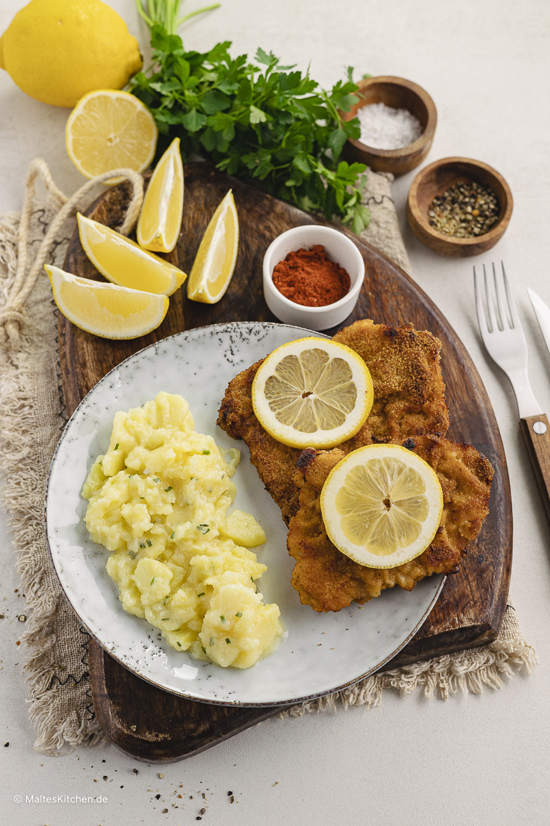 Ein leckerer Klassiker Kartoffelsalat mit Schnitzel.