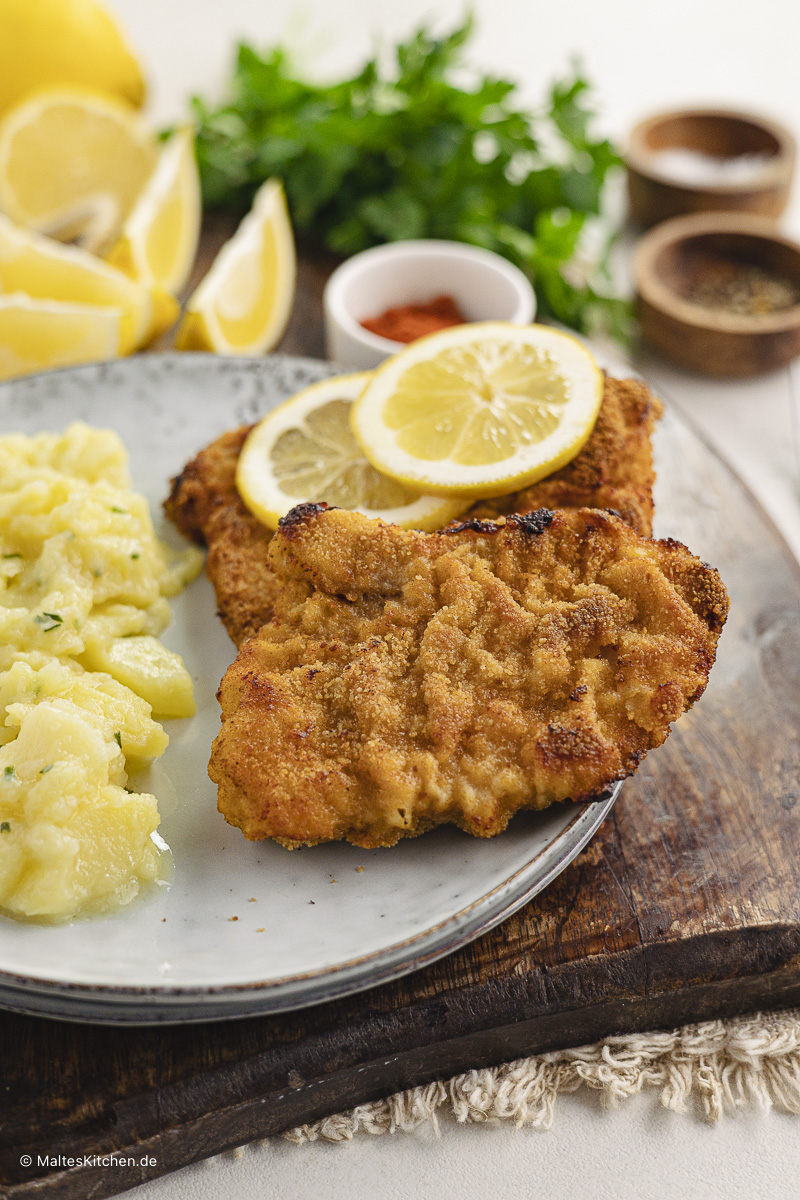 Knuspriges Schnitzel aus dem Backofen mit toller Panade.