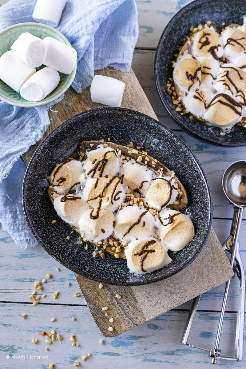 Bananasplit aus dem Ofen mit Marshmallows.