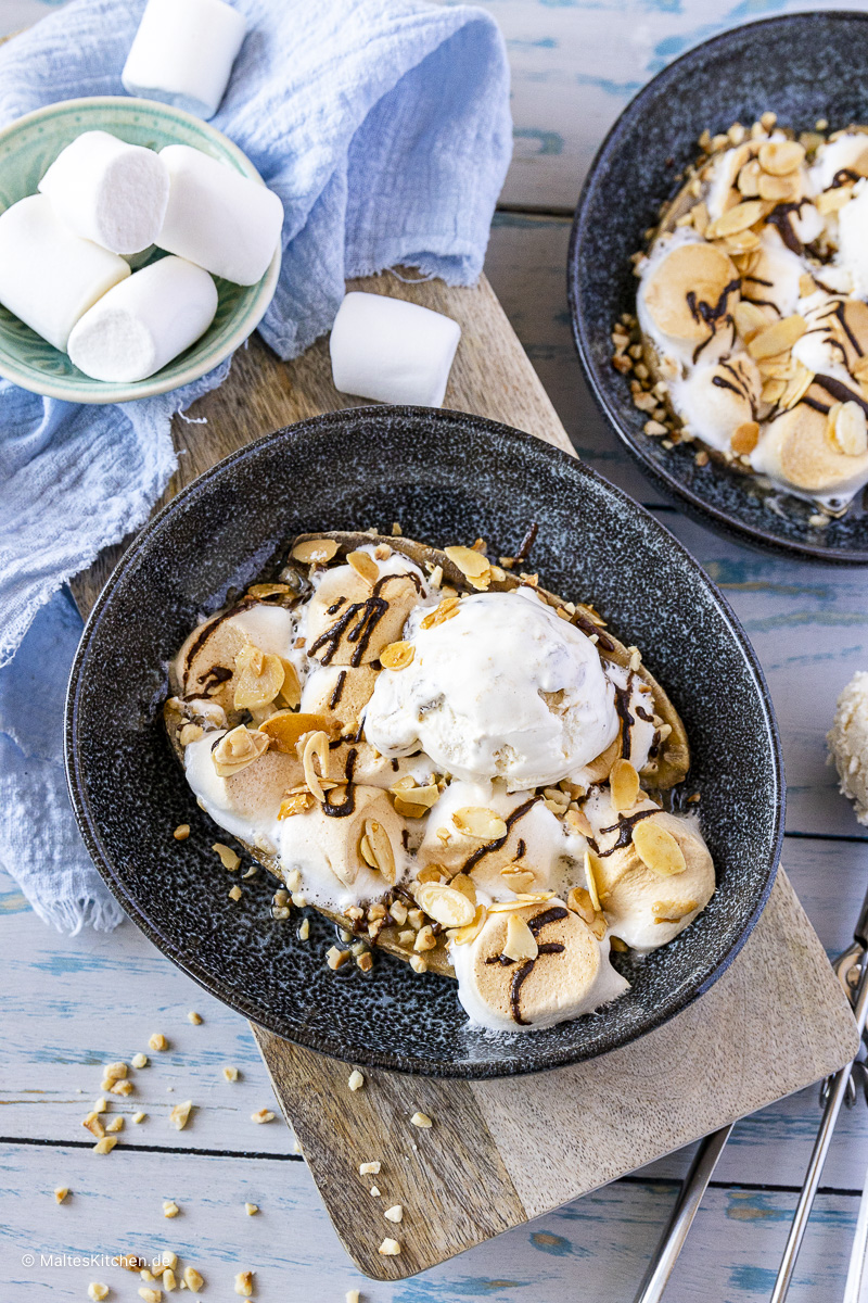 Banana Split mit Marshmallows aus dem Ofen