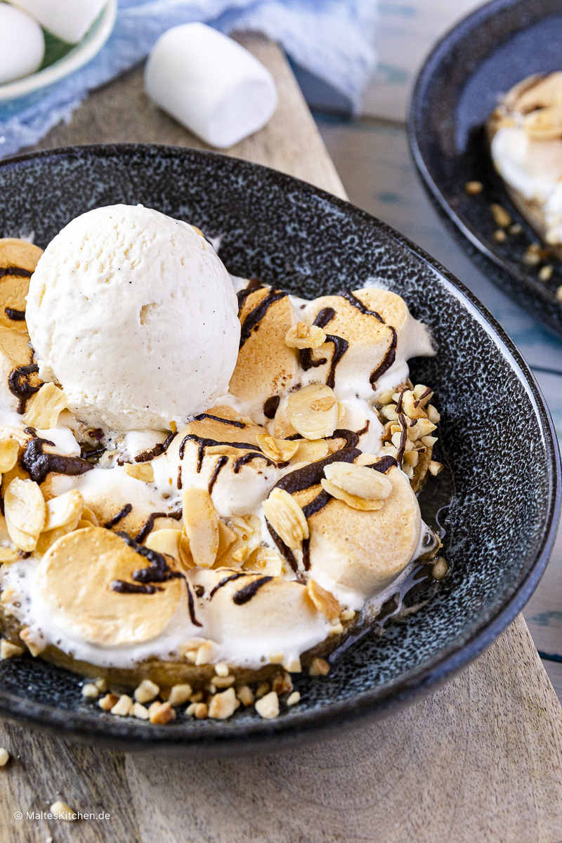 Bananasplit mit Vanilleeis, Schokosauce und Marshmallows.