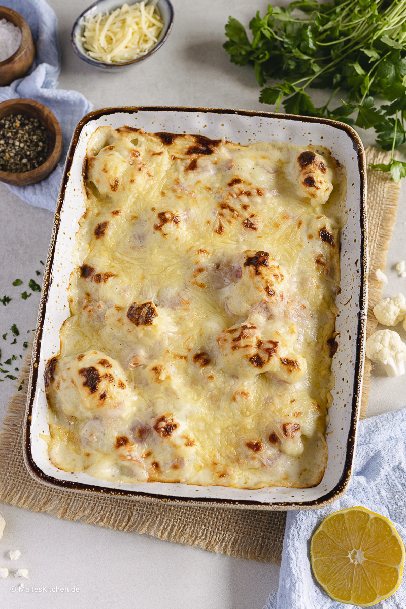 Blumenkohlauflauf mit Bechamelsauce und Kochschinken.