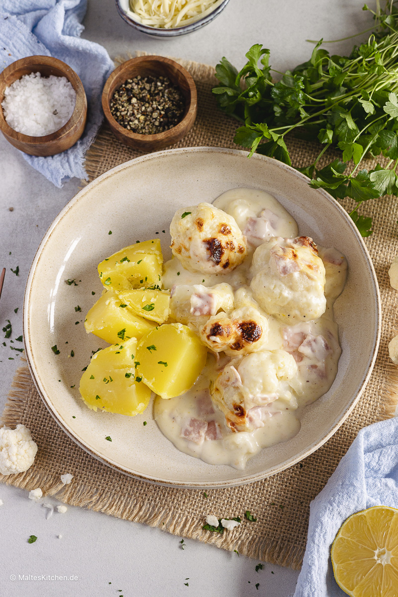 Leckerer Blumenkohlauflauf mit cremiger Sauce und Kochschinken.