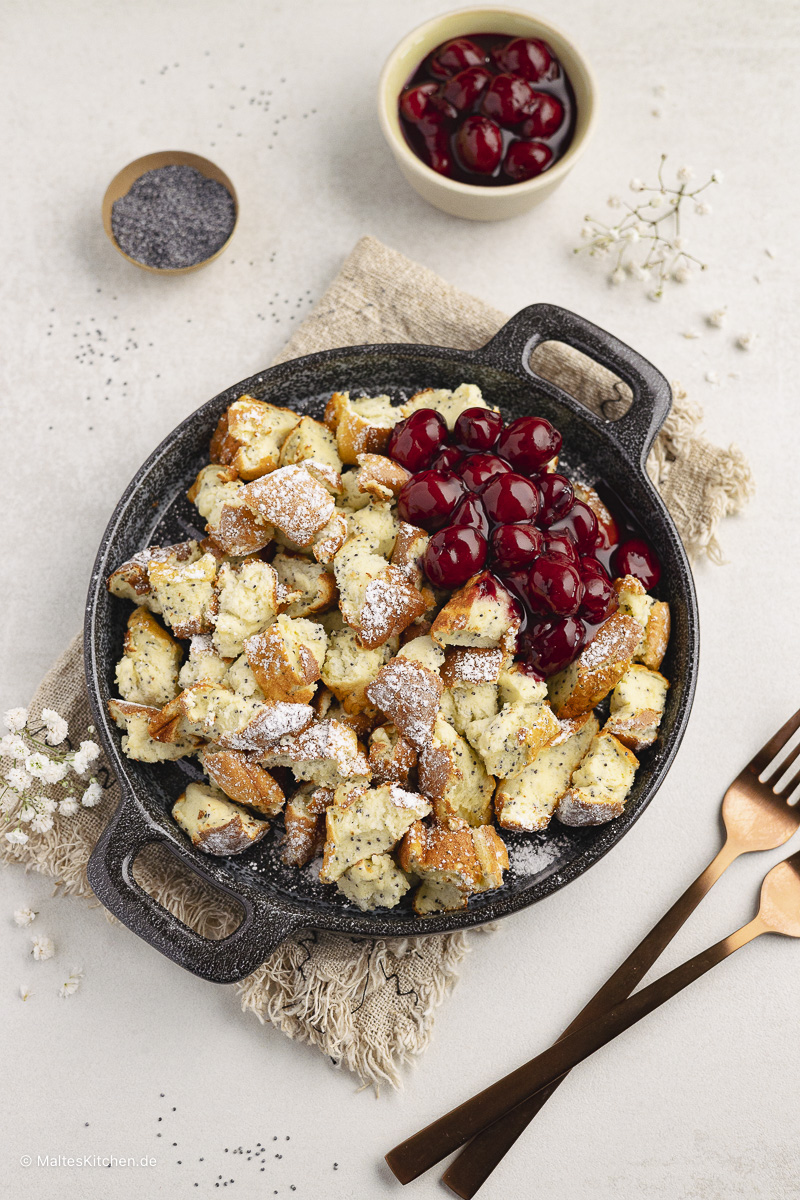 Fluffiger Kaiserschmarrn aus dem Airfryer mit Mohn und heißen Kirschen.
