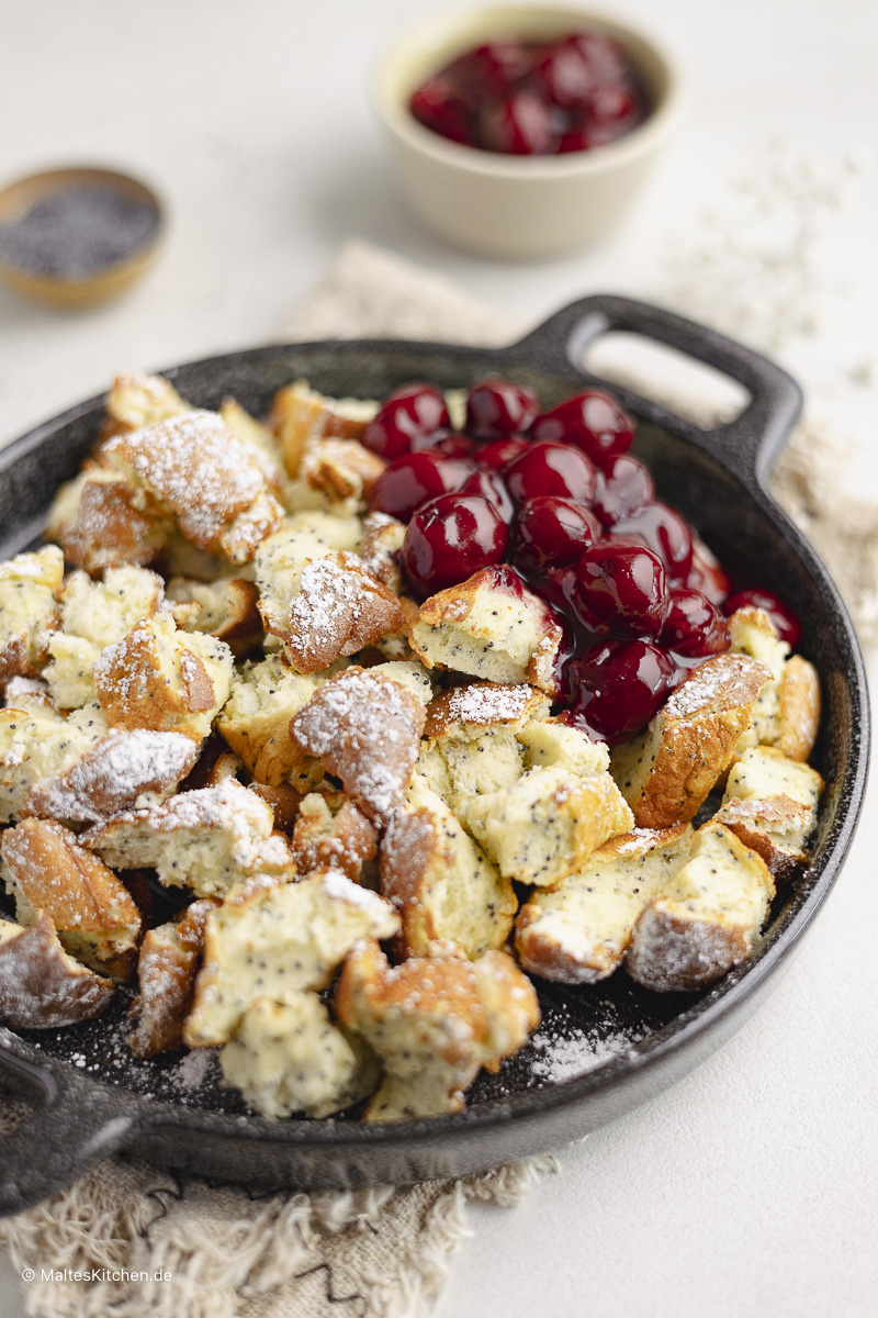 Fluffiger Kaiserschmarrn mit Mohn und heißen Kirschen.