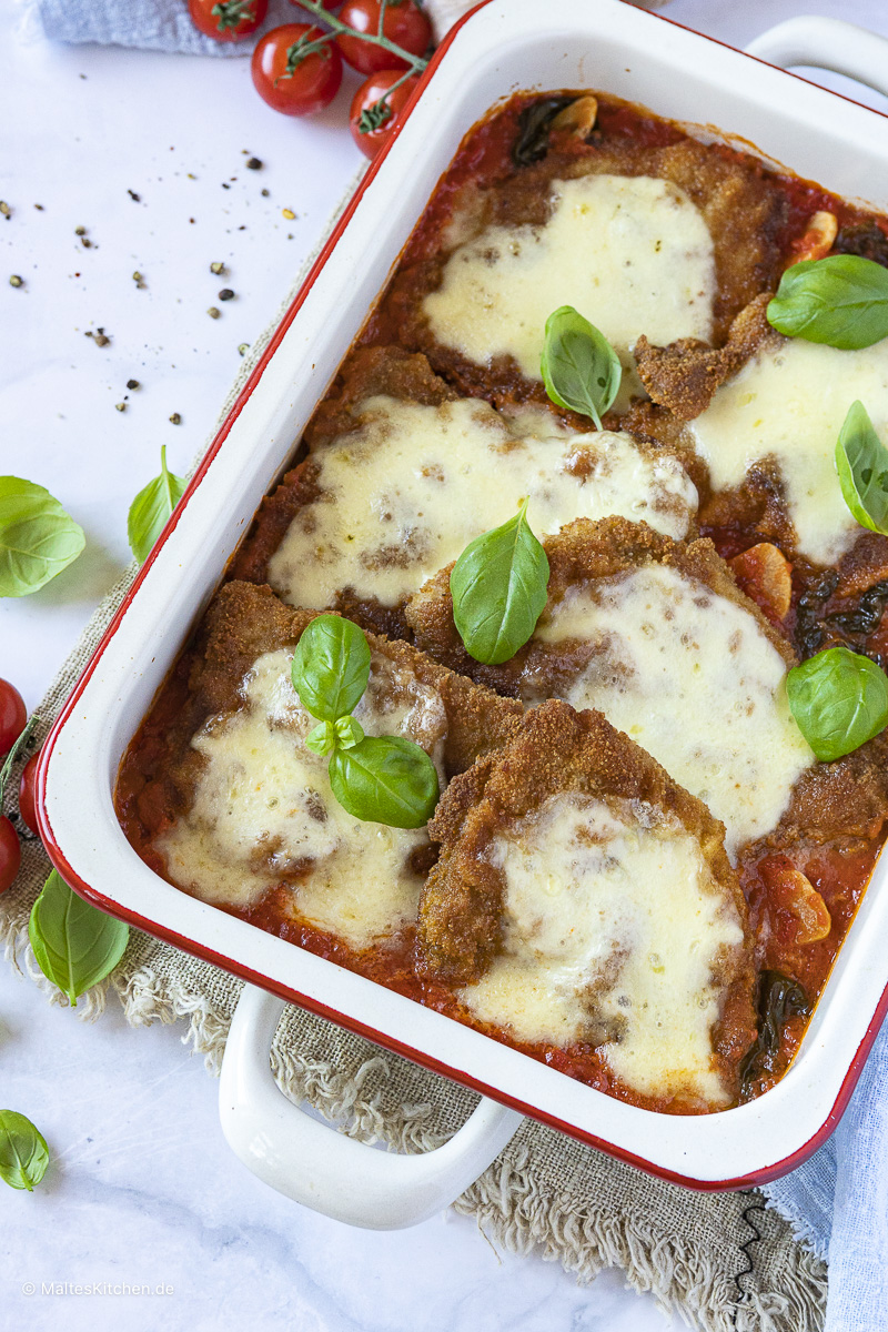 Leckere Schnitzel überbacken mit Tomatensauce
