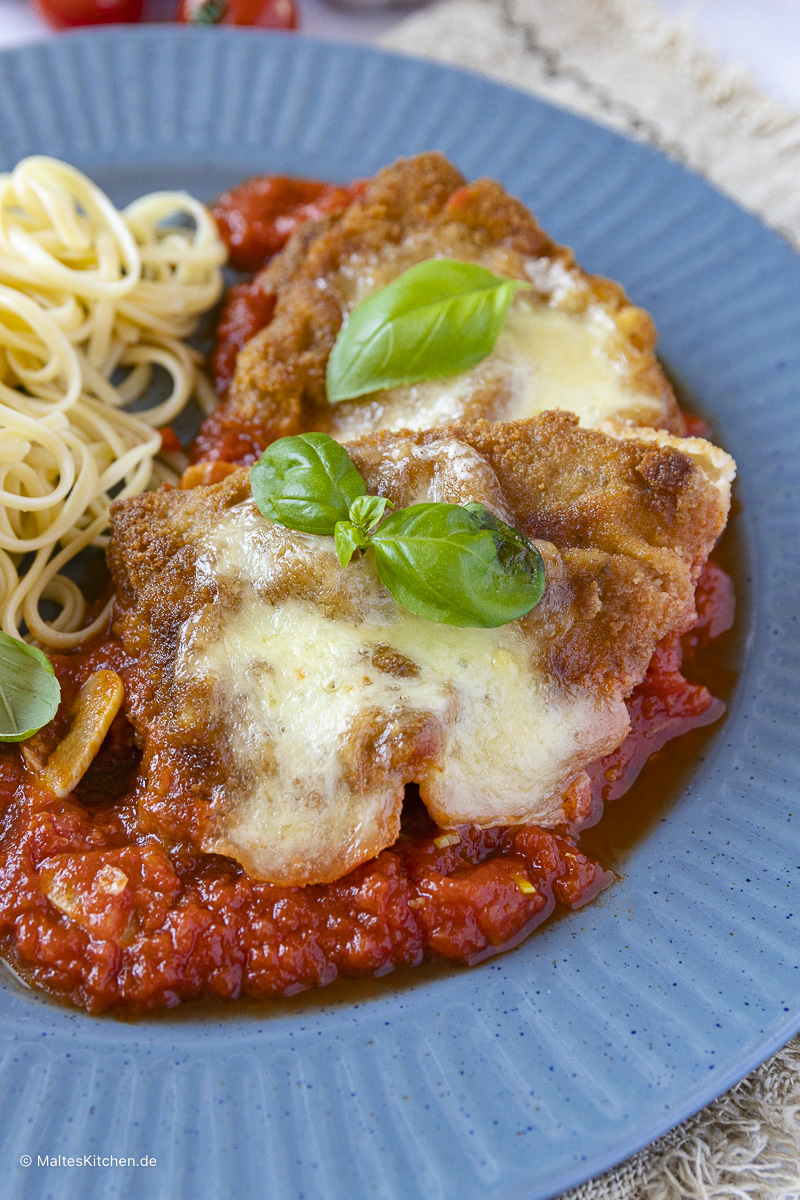 Überbackenes Schnitzel mit Spaghetti.