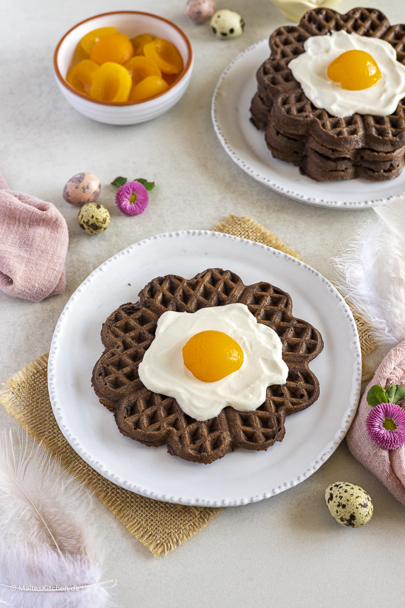 Leckere Schokowaffeln mit Spiegelei zu Ostern.