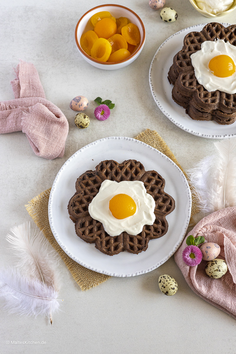 Waffeln mit Schokolade, süßer Creme und Aprikosen.